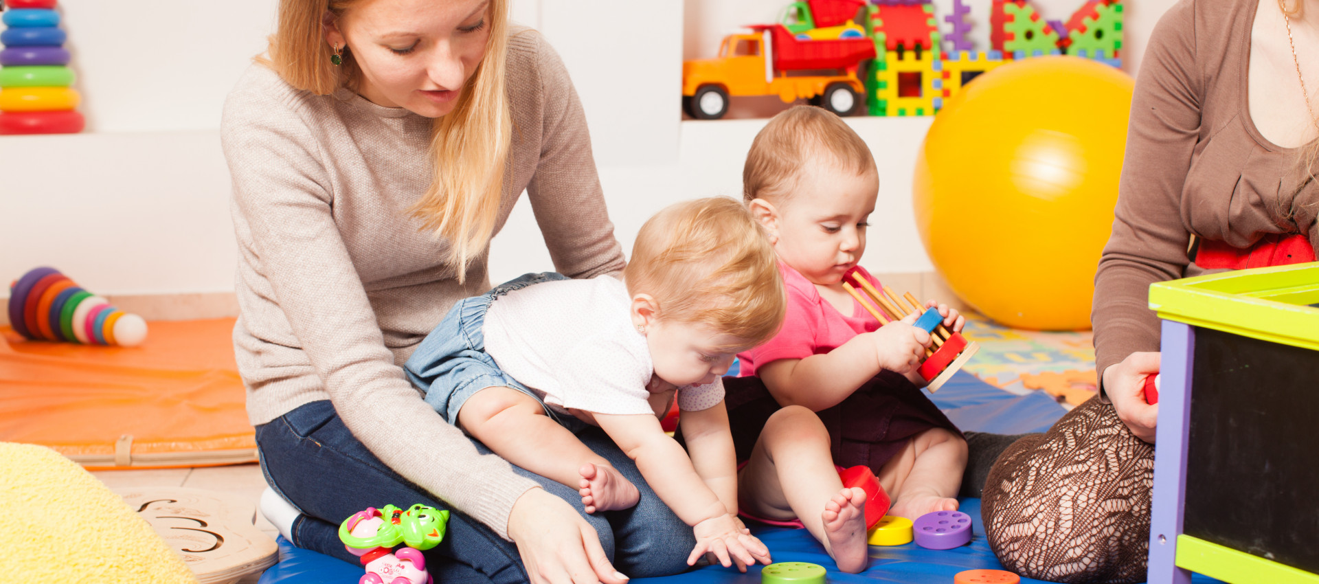 Babys Entwicklung im ersten Jahr: Was passiert und wie Du liebevoll fördern kannst